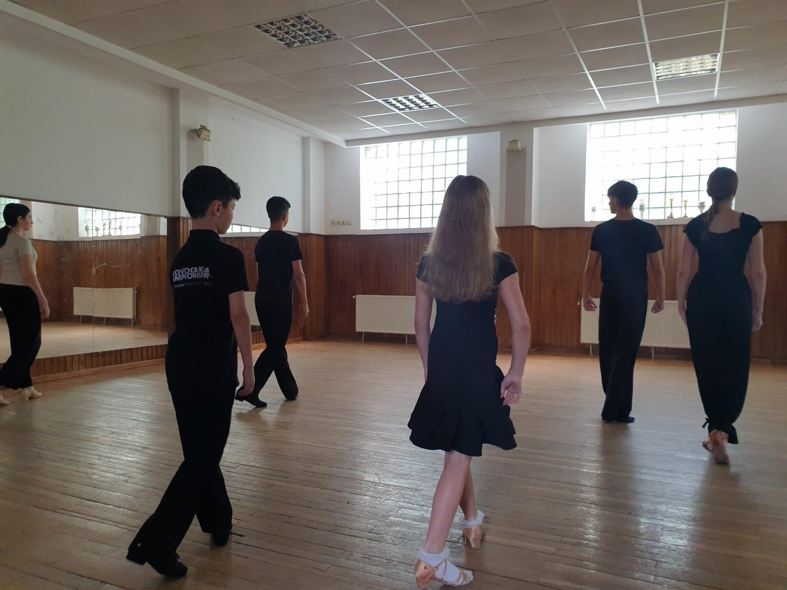 Toată Lumea Dansează